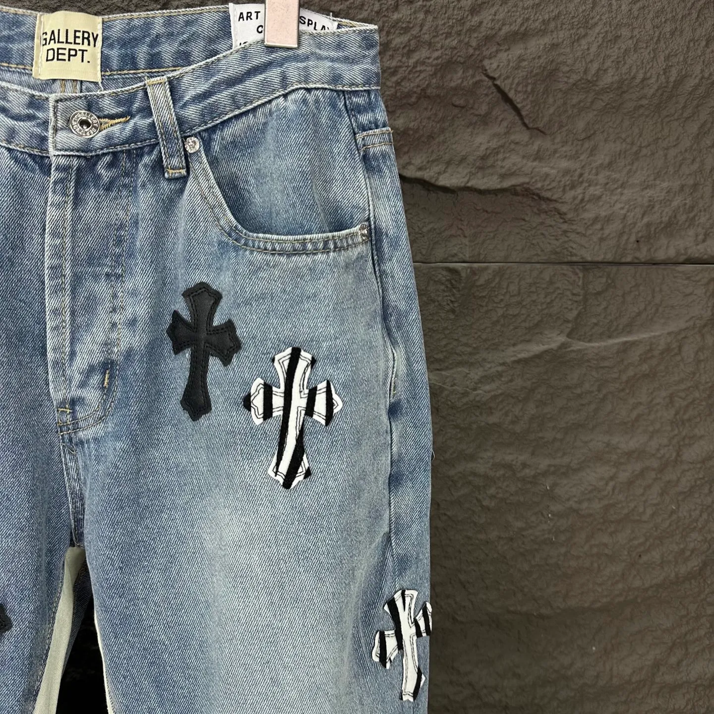 P290 GALLERY DEPT. & Croixin co-branded 2025 new limited-edition zebra print black large cross leather couple's bootcut jeans 🔥High version🔥High version🔥 Top ceiling quality Styles with different washed textures are very friendly to people with thin legs and thick legs. The bootcut version is very flattering. Moderate length that never goes out of style, easy to match with casually, basic styling for various styles, a must-have in the wardrobe! The fabric is stiff but also makes the upper body soft without losing texture. The washing process is even more perfect. It is a must-have item for everyone! ! ! Washed wheat, hang tag, pants label, three complete labels, color: blue, size: 28, 30, 32, 34, 36 (five sizes)